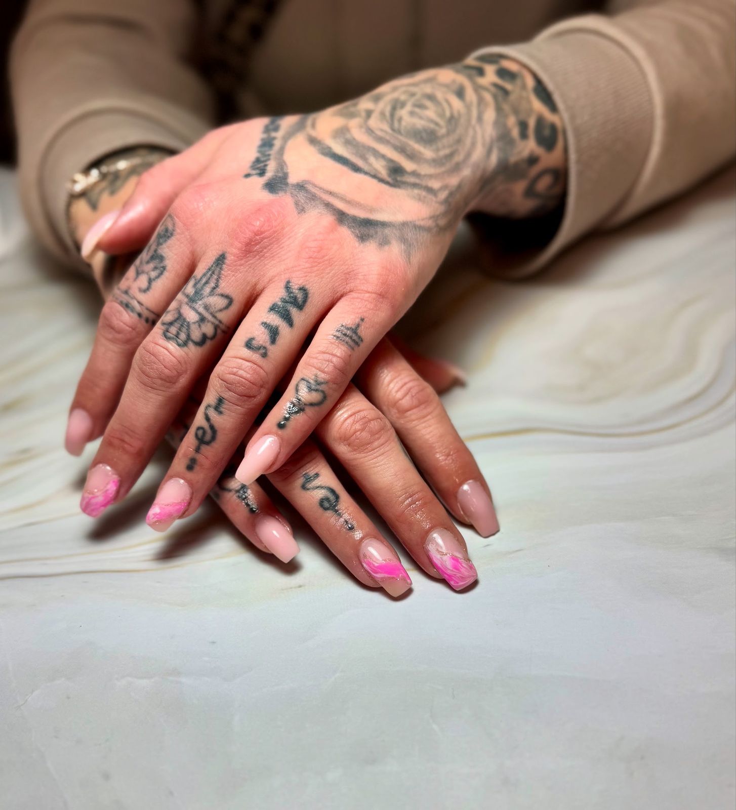 Roze marmereffect met goudlijntjes op vierkante nagels