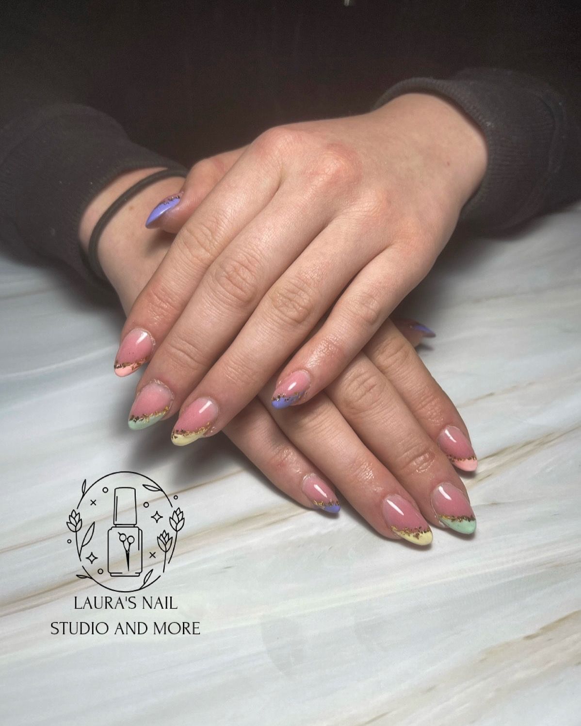 Amandelnagels met pastelkleurige French tips en goudschilfers
