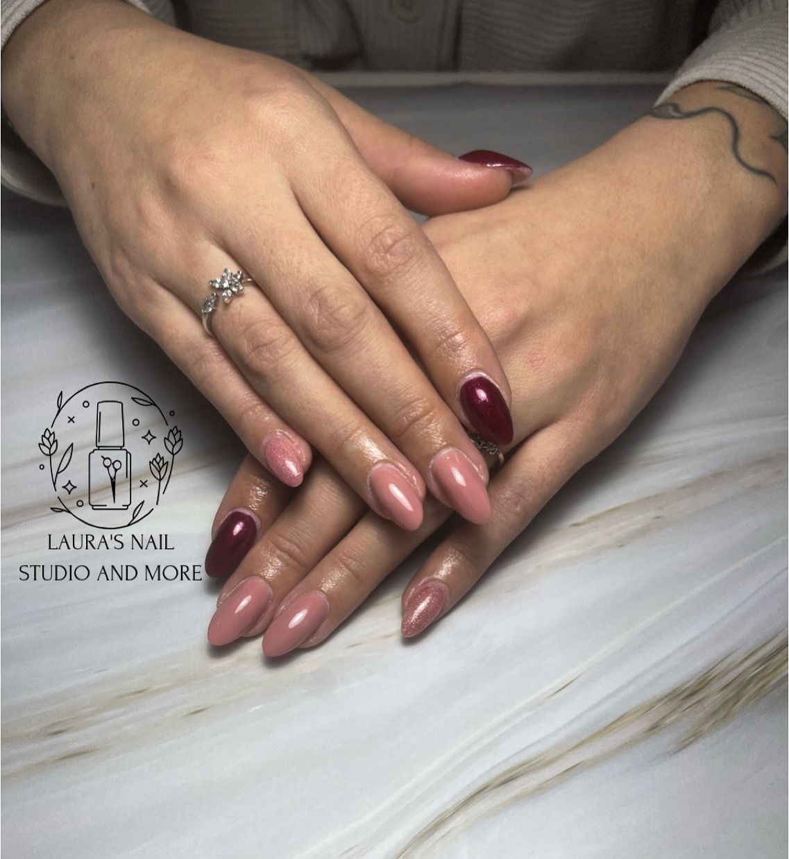Nude en bordeaux amandelnagels met een glitternagel